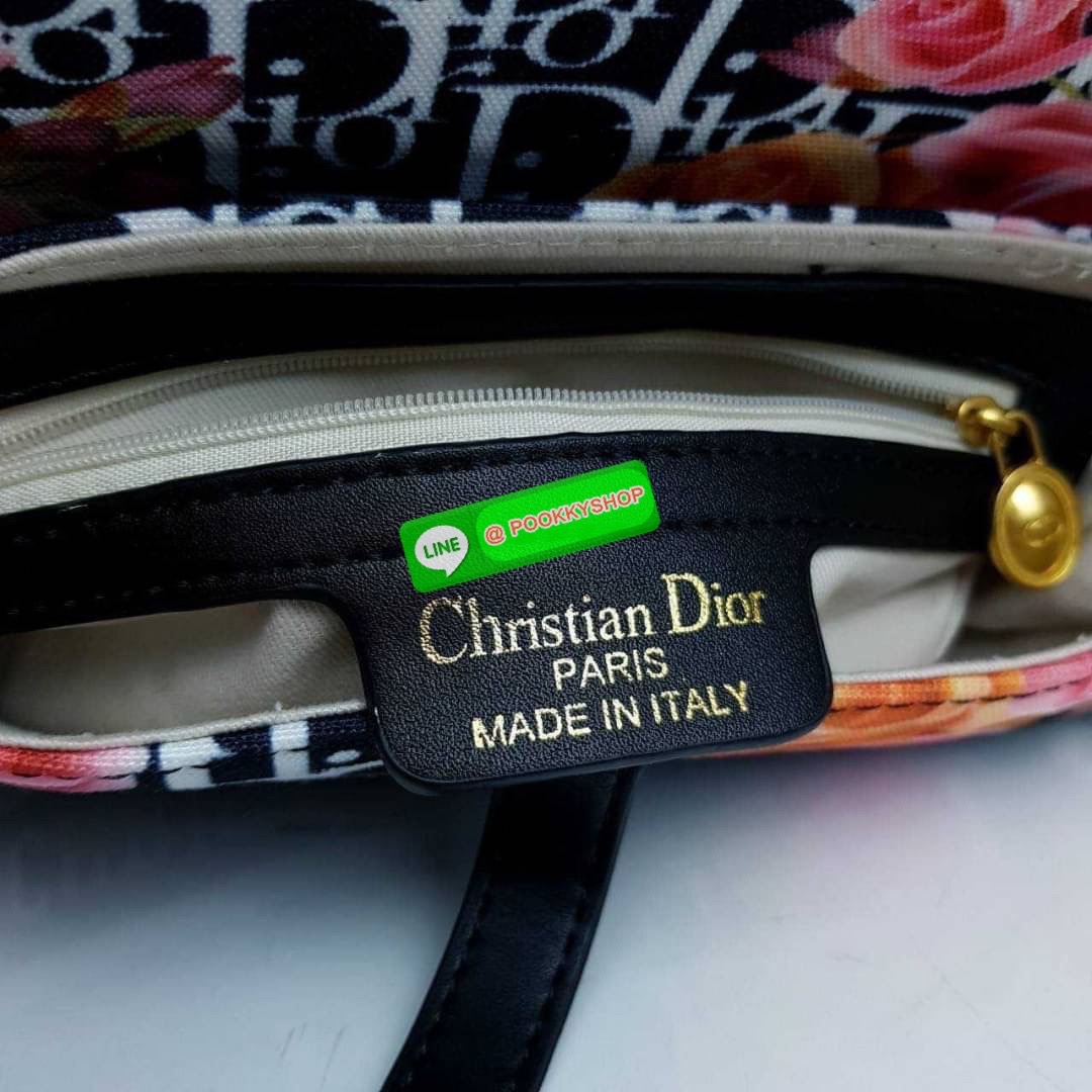 CHRISTIAN DIOR BAG VIP GIFT WITH PURCHASE (GWP) จาก CHRISTIAN DIOR DUTY FREE COUNTER (D4352) กระเป๋าสะพายดีไซน์เก๋ ลุคหรูหรา หรือลุคในวันสบายๆก็เอาอยู่ แมทได้ทุกลุคจริงๆ ดาราเซเล็ปทางฝั่งฮอลลิวู้ดเลิฟกันมากนะไอเทมนี้ จะถือเก๋ๆก็รอด หรือสะพายครอสบอดี้ก็เริ