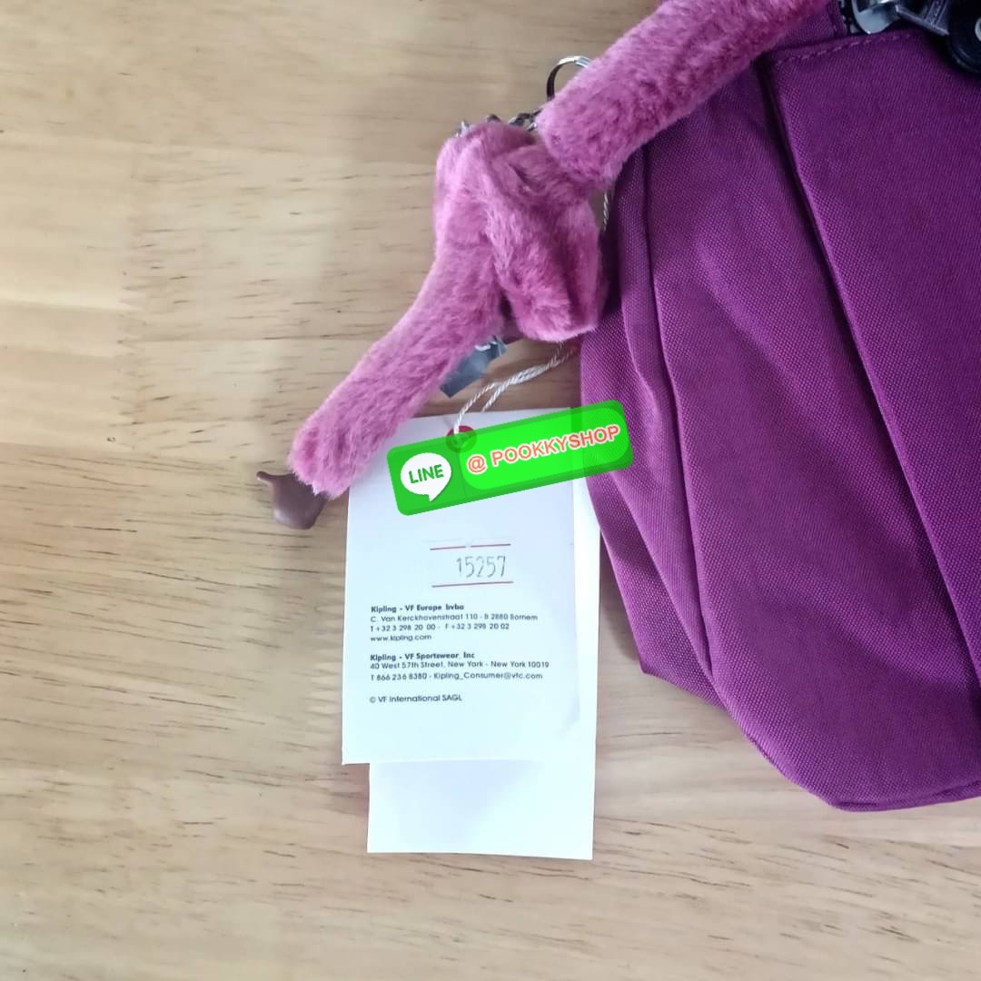 KIPLING ELISE HANDBAG กระเป๋าถือและสะพายไหล่ วัสดุ Nylon +Polyester ขนาดกำลังพอดี จุของได้มาก มีหูจับสองสาย ถือสะดวก น้ำหนักเบา มีช่องซิป ด้านหน้า ช่อง กระเป๋าหลักเปิด-ปิดด้วยซิป มี3 ช่องว่างใส่ของได้จุมากๆ ใส่มือถือได้ กระเป๋าสตางค์ใบยาว และ เครื่องสำอาง