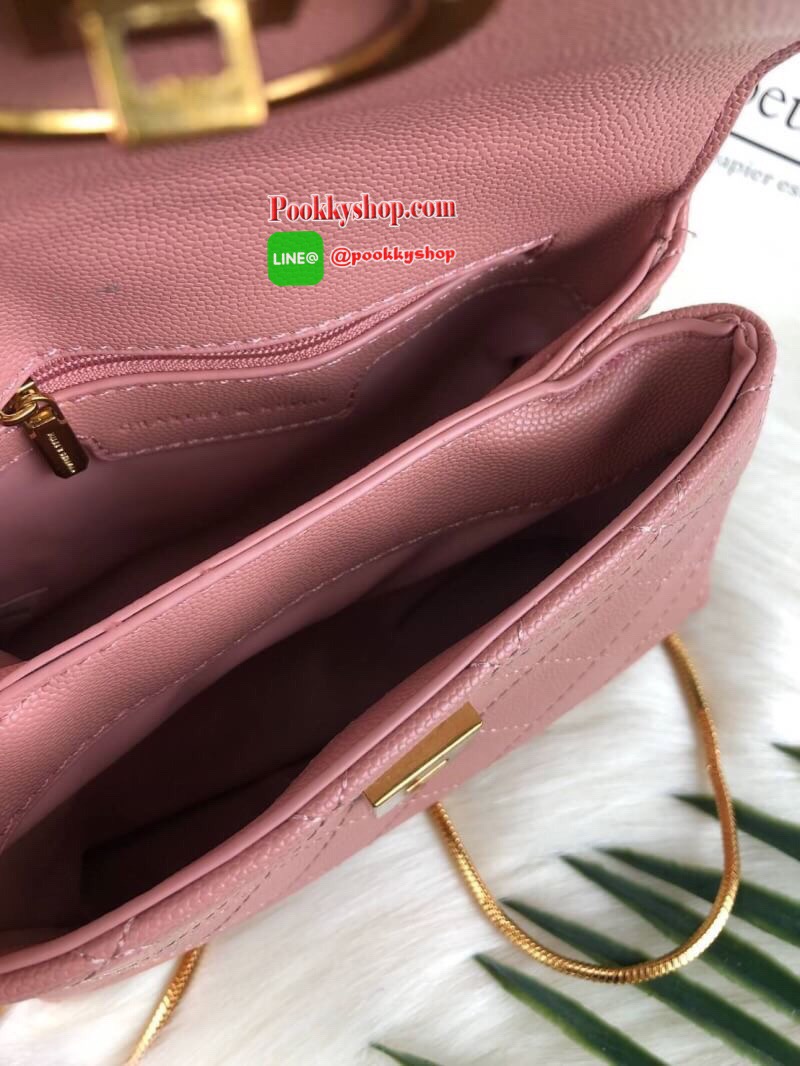 CHARLES & KEITH QUILTED PUSH-LOCK CLUTCH กระเป๋าสะพายข้าง/ครอสบอดี้ ใบกะทัดรัดวางอยู่ทรง. วัสดุหนังพิมพ์ลายคาเวียร์ ตัวกระเป๋าเดินด้ายเป็นลายตารางสวยงาม ด้านหลังมีช่องใส่บัตร 1 ช่อง เปิดปิดด้วยตัวล็อก ด้านในแบ่งเป็น 2 ช่องใหญ่ รุ่นนี้ใส่ Iphone7 ได้ กระเป