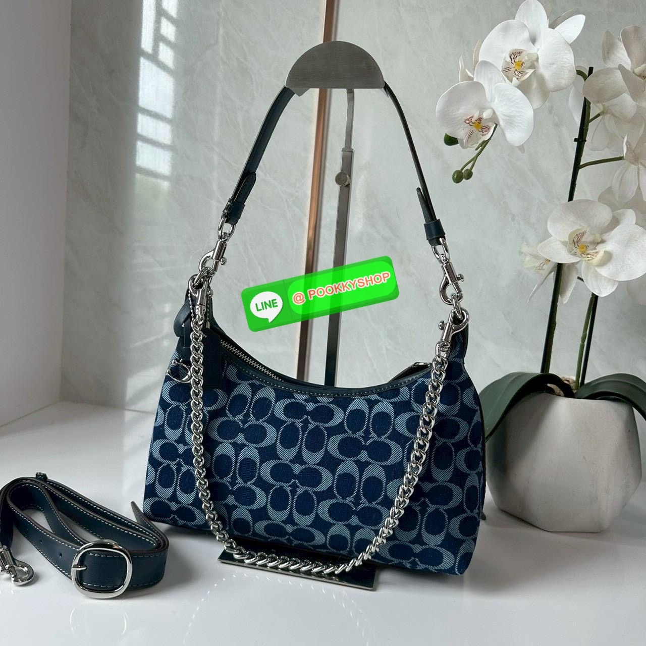 COACH Juliet Small Shoulder Bag 25 in Signature Denim ไอเท็มฮิต! กระเป๋าสะพายทรงฮิต รุ่นใหม่ ดีไซน์สวยคลาสสิก ลาย Signature Denim Blue คาดสายโซ่เงินสุดเก๋ ใส่ของจุกจิกได้พอดี เหมาะทั้งวันสบาย ๆ และออกงาน! วัสดุ: ผ้าแคนวาสลาย Signature Denim / หนังแท้ / อะ