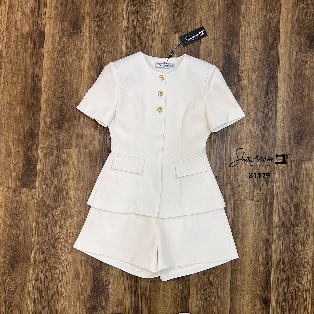 ชุดเซทแฟชั่น เซ็ตเสื้อแขนสั้นดีไซน์เก๋ แต่งกะดุมทอง มาพร้อมกางเกงขาสั้นทรงสวยเข้าเซ็ต