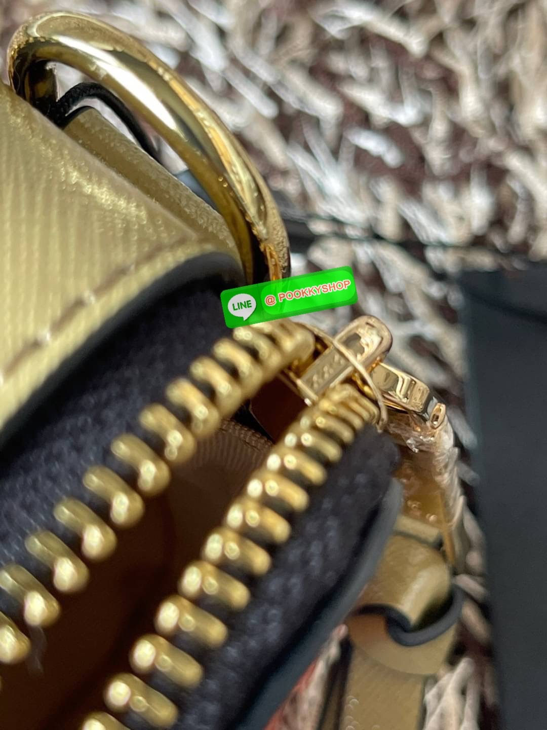 Marc Jacobs Snapshot Bag กระเป๋าแบรนด์ดังจากสัญชาติอเมริกัน นับได้ว่ารุ่นนี้เป็นรุ่นทรงฮิตของ marc jacobs เลยทีเดียว โดยด้านหน้ากระเป๋าจะเป็นโลโก้แบบโลหะที่เป็นสัญลักษณ์ของแบรนด์นี้ มาพร้อมสายสะพายที่จะสะพายยังไงก็ดูโดดเด่น เพราะขนาดใหญ่ที่สกรีนตัวอักษร m