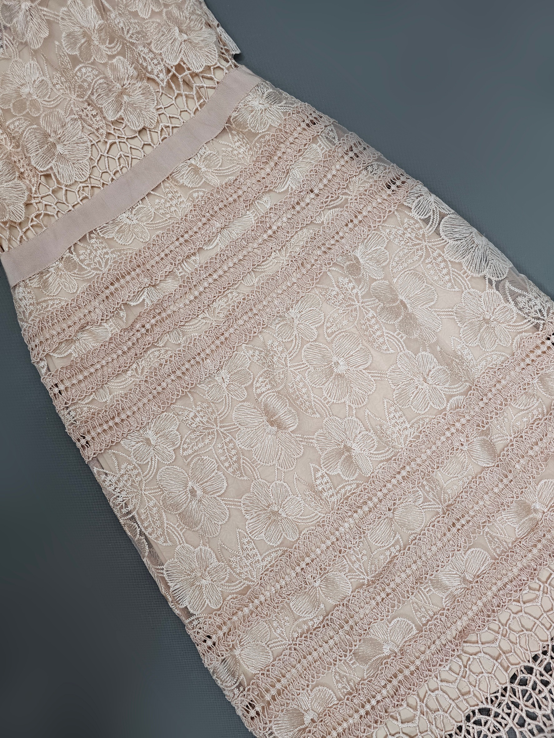 เดรสเสื้อแขนกุดแต่งคอปก กระโปรงทรงสอบ ทำจากผ้าลูกไม้โครเชต์