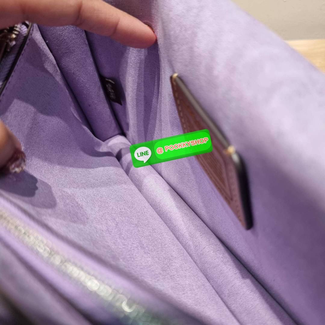 COACH CH735 TABBY SHOULDER BAG 26 🔆 Details ดีไซน์ใหม่ปี 2023 กับกระเป๋าสะพายไหล่สุดฮอต วินเทจย้อนยุค สวยคมชัด คลาสสิคใช้ได้ทุกลุค เปิด-ปิดด้วยแม่เหล็กในตัว รับรองแน่นหนา ด้านหลังมีช่องแยก ภายในเป็นช่องโล่ง ขนาดกำลังสวย มีสายสะพายมาให้ถึง 2 แบบ สา