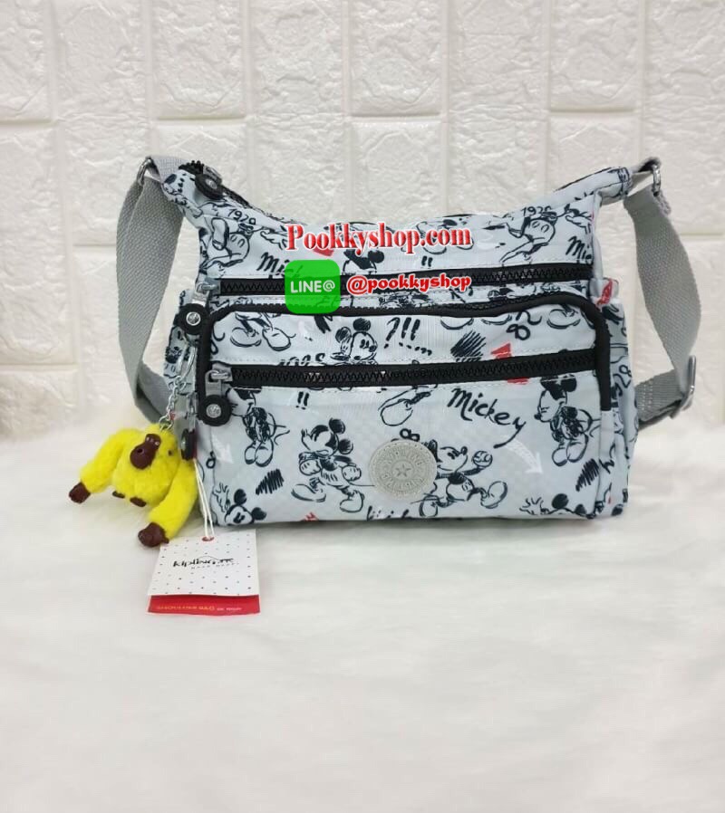 พร้อมส่ง KIPLING CROSSBODY BAG กระเป๋าสะพายพิมพ์ลายมิกกี้สีสันสดใส จุดเด่นมีช่องซิปหลายช่อง จุของได้เยอะและเป็นสัดส่วน มาพร้อมกับสายสะพายที่สามารถปรับระดับได้ จะสะพายข้างหรือสะพายแบบเฉียงก็ดูดีนะคะ รุ่นนี้ขอแนะนำเลยค่าาา