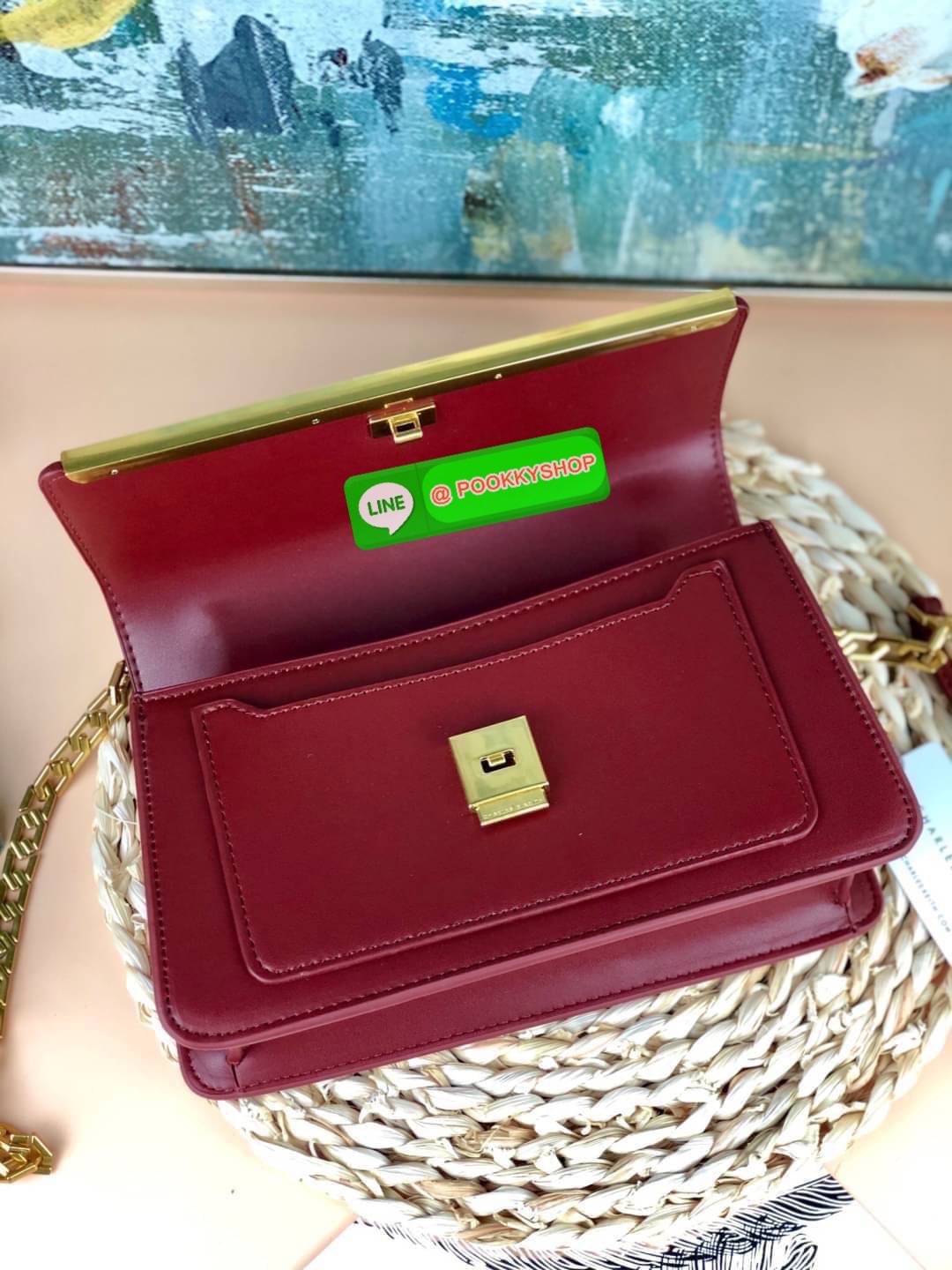 Charles & Keith Metallic Accent Evening Clutch กระเป๋าสะพายวางอยู่ทรงสวย สายโซ่ดีไซน์เก๋มากๆ สามารถสะพายแบบสายคู่/สายเดี่ยวแบบcrossbody ได้ เปิดปิดแบบตัวล็อกด้านหน้า เปิดมาจะมีช่องเล็กใส่บัตร/เหรียญได้ ช่องใหญ่ด้านในมีช่องซิปเล็ก 1 ช่อง ช่องใส่การ์ด 3 ช่อ