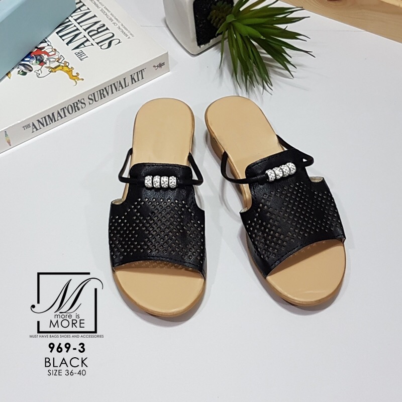 พร้อมส่ง… รองเท้าลำลองพื้นนิ่ม มาล้าววววว... รองเท้าลำลองพื้นนิ่มมากกกก... ส้นเตี้ย หน้าคาดหนัง pu ฉลุลาย แต่งดีเทลสายคาดเส้นเล็กๆ พร้อมประดับเพชรเล็กๆ ดูหรูหรา ใส่ง่าย match กับทุกชุด ราคาดี๊...ดี สาวๆ ไม่ควรพลาด รีบจับจองกันเลยน้าาา...