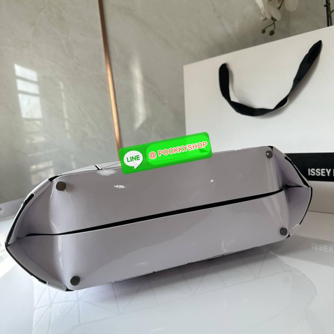 Bao bao Issey Miyake Rock Matte กระเป๋า Bao Bao ซีรีส์นี้จะเป็นทรงสี่เหลี่ยมผืนผ้าและทรงสี่เหลี่ยมจัตุรัส น้ำหนักเบา มีซิปปิดด้านบน ถือเป็นรุ่นที่เหมาะกับการใช้งานในชีวิตประจำวัน สามารถพับมุมและบริเวณด้านล่างของกระเป๋าเพื่อเพิ่มความสะดวกสบายในการใช้งาน ทั