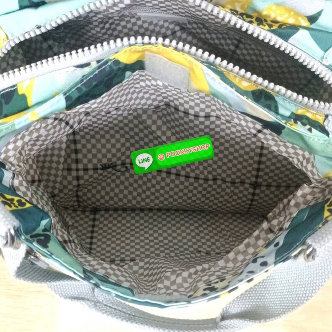 KIPLING ELISE HANDBAG กระเป๋าถือและสะพายไหล่ วัสดุ Nylon +Polyester ขนาดกำลังพอดี จุของได้มาก มีหูจับสองสาย ถือสะดวก น้ำหนักเบา มีช่องซิป ด้านหน้า ช่อง กระเป๋าหลักเปิด-ปิดด้วยซิป มี3 ช่องว่างใส่ของได้จุมากๆ ใส่มือถือได้ กระเป๋าสตางค์ใบยาว และ เครื่องสำอาง