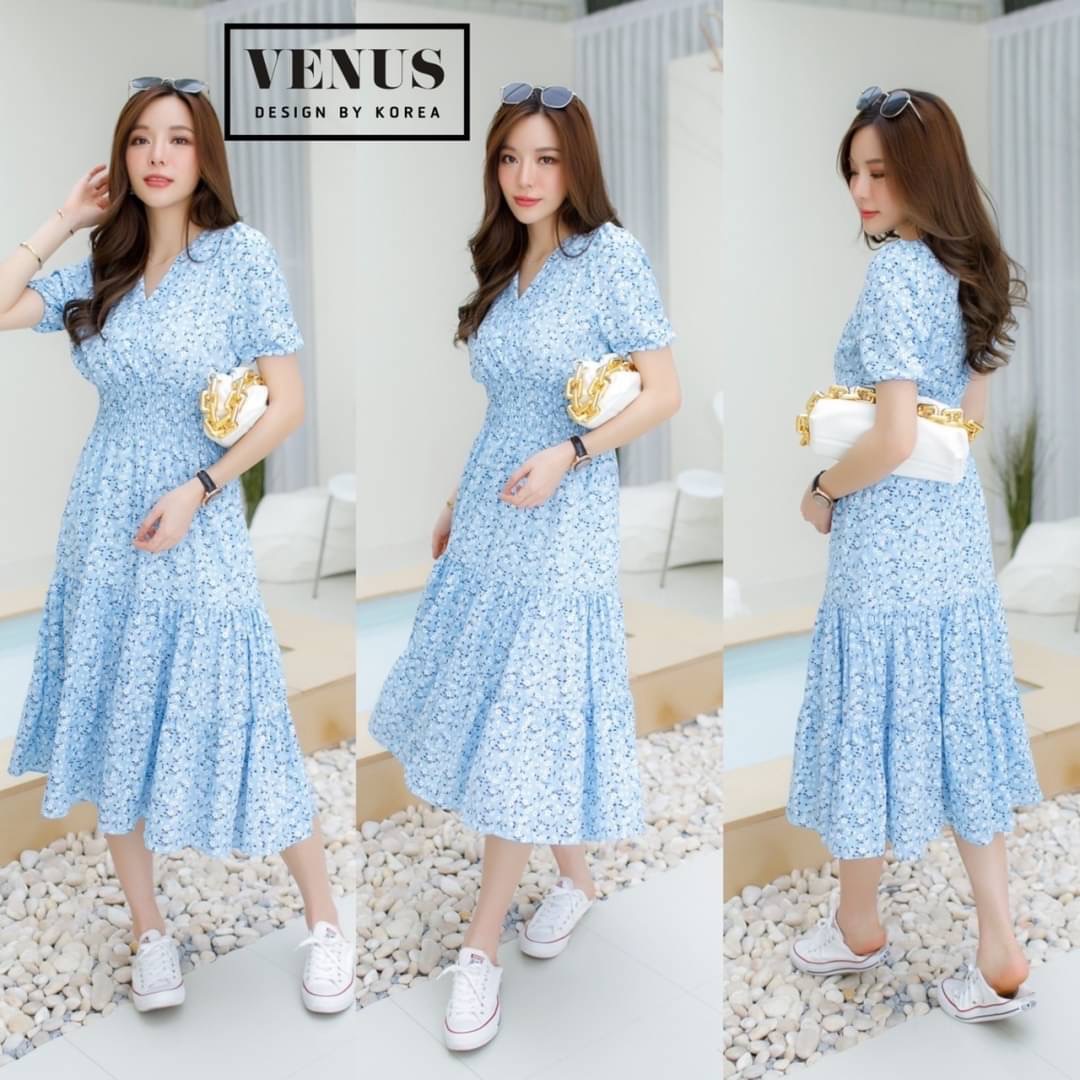 'm Lady By Venus Flora Maxidress แม๊กซี่เดรสพิมพ์ลายดอกไม้ คอวีทรงป้ายอก ช่วงอกแต่งจั๊มยืดตามตัวนะคะ แม๊ทกับรองเท้าผ้าใบก็น่ารักคะ
