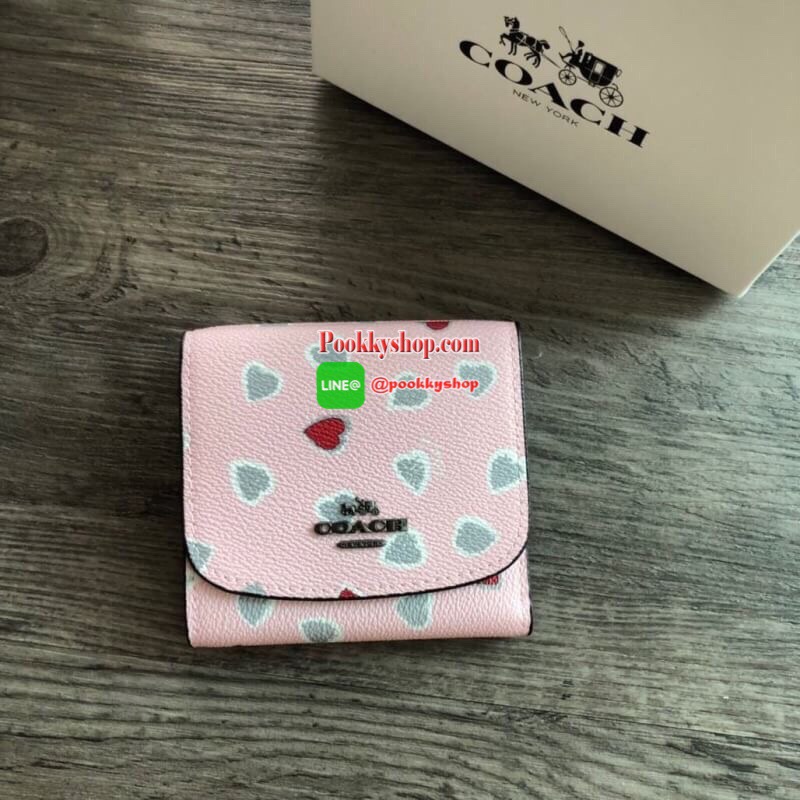 COACH Small Wallet in Floral Print Coated Canvas กระเป๋าสตางค์ใบสั้น สามารถใช่งานได้ทั้งด้านหน้าและด้านหลัง ด้านหน้าเปิด - ปิดด้วยกระดุม ภายในมีช่องใส่บัตรและธนบัตร ด้านหลังเปิด - ปิดด้วยกระดุม มีช่องสำหรับใส่เหรียญ