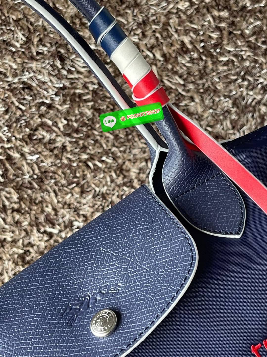 💕LONGCHAMP LE PLIAGE TRES PARIS SHOULDER BAG กระเป๋าโท้ทใบนี้ดึงดูดใจคุณด้วยรูปทรงมินิมอลและปริมาตรที่เพียงพอซึ่งสามารถเก็บเอกสารหรือแล็ปท็อปทั้งหมดของคุณได้อย่างง่ายดาย สายคล้องไหล่มีความยาวช่วยให้คุณสะพายได้อย่างสบาย ขณะที่การปิดด้วยซิปช่วยให้มั