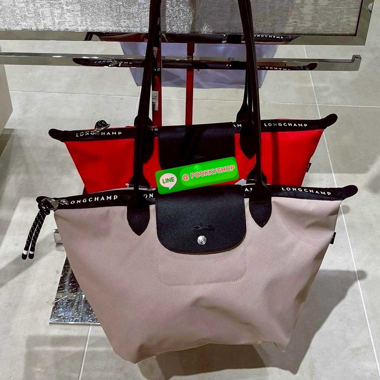 Longchamp le pliage energy M tote bag 🔆 Details เป็นอีกรุ่นที่แรงมาก จึ้งมาก! กระเป๋าสะพายไหล่ทรงโท้ท รุ่นยอดฮิต ดีไซน์ใหม่ให้ความสปอร์ตตี้มากขึ้น มาพร้อมขนาดใหม่ที่หลายๆคนรออยู่ น้ำหนักเบา ดีไซน์เรียบง่าย แต่ดูแพง ปากกระเป๋าออกแบบให้มีฝาปิดและซิป
