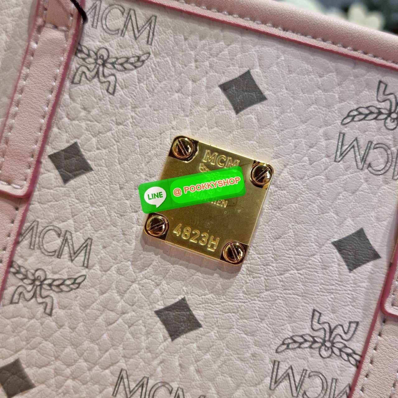 🔆 Model MCM × HELLO KITTY MINI TONI SHOPPER IN VISETOS 🔆 Details ฉลองครบรอบ 50 ปี Hello Kitty ที่มาคอลแลบกับ Mcm ได้อย่างลงตัว น่ารักน่าใช้มากๆ กับกระเป๋าถือ/สะพายข้าง ทรง shopper ไซส์มินิ สวยคลาสสิค ดีไซน์ปั๊มลายคิตตี้ละมุนๆ ขนาดพกพาสะดวก