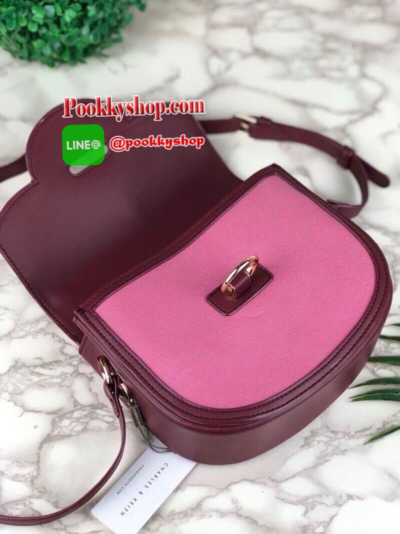 New arrival! 2019 CHARLES & KEITH RING BUCKLE SADDLE CROSSBODY BAG รุ่ยใหม่ชนช็อป!!! กระเป๋าสะพายข้าง/ครอสบอดี้อยู่ทรง วัสดุหนังตัดผ้าด้สนหน้า ด้านหลังมีช่องใส่ของได้เล็กน้อย เปิดปิดด้วยตัวล็อกดันขึ้น ด้านในเป็น 2 ช่องใหญ่ ใส่ของได้พอสมควรค่ะ เช่น iPhone