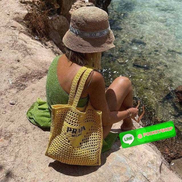 PRADA RAFFIA TOTE BAG สวยไม่ซ้ำใคร สไตล์บีช เหมาะมากกับการสะพายไปเที่ยวทะเล หรือจะใช้ในวันสบายๆก็ตอบโจทย์ กับกระเป๋าสะพายสานใบใหญ่ ตัวกระเป๋าเป็นวัสดุสังเคราห์จากธรรมชาติ สานทอเต็มใบออกมาเป็นลวดลายสวยงาม มีกระเป๋าซับในให้ สำหรับใส่ของเป็นสัดส่วน และรูดปาก