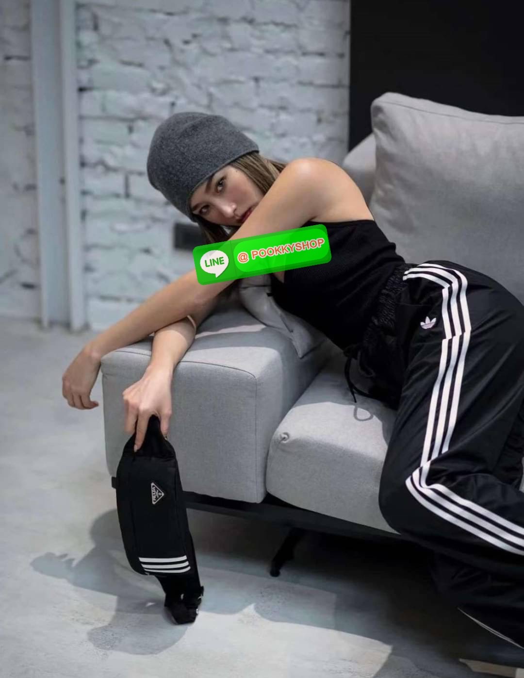 New Arrivals!!!PRADA Bag Premium gift กระเป๋าถือหรือสะพายพรีเมี่ยมกิ๊ฟ ซึ่ง Adidas และ Prada นำเสนอ กระเป๋าคาดเอวสไตล์สปอร์ตและอเนกประสงค์ และนำแถบสามแถบที่เป็นเครื่องหมายการค้าของ Adidas มาปรับปรุงใหม่ให้เป็นหนัง Saffiano ซึ่งเป็นวัสดุสัญลักษณ์ของ Prada