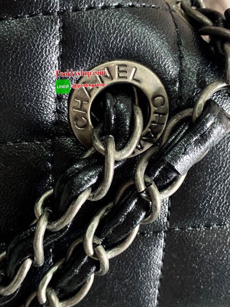 Chanel Quilted Chain Sling Bag วัสดุหนังแกะสังเคราะห์ขึ้นลายตารางหนังสวยอยู่ทรง ดีไซน์ไฮโซ เปิดปิดด้วยฝาปิดกระดุม ภายในมีโลโก้และช่องใส่ของ ใส่กระเป๋าสตางค์ใบยาว มือถือ ของจุกจิกได้เยอะ น้ำหนักเบา ด้านหลังมีช่องใส่ของ มาพร้อมสายโซ่ร้อยหนัง อะไหล่ดำคลาสสิค