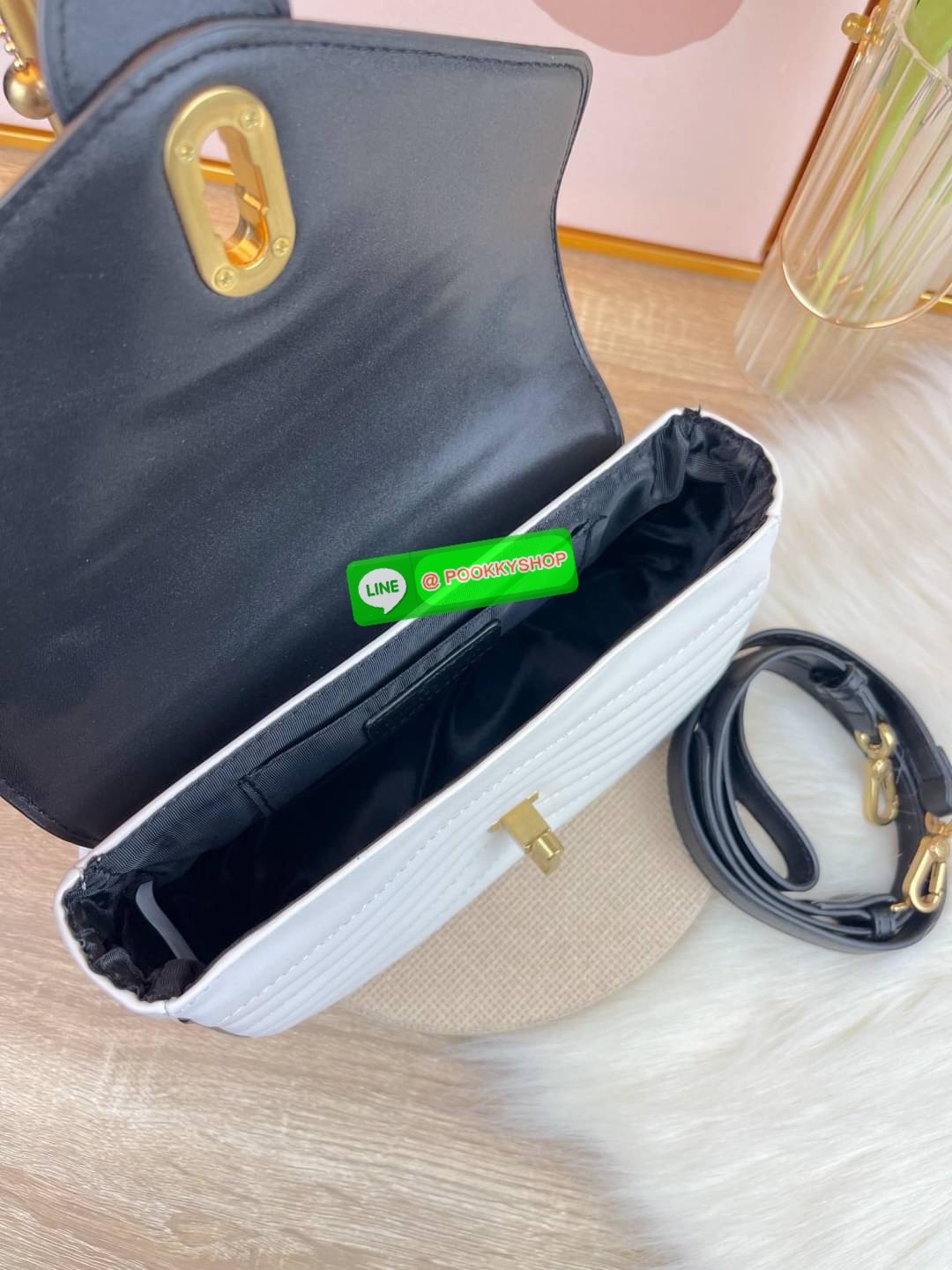 Charles & Keith Aubrielle Chain-Handle Panelled Crossbody Bag กระเป๋าสะพายข้างดีไซน์คลาสสิกขนาดกำลังพอเหมาะ ตัวกระเป๋าทำtextureลายนูนที่ด้านหน้าเพิ่มความโดดเด่น มาพร้อมสายสะพายโซ่สีทองหรูหราแบบคล้องแขน/คล้องไหล่และยังมีสายหนังสะพายยาวแบบปรับและถอดสายได้ ต