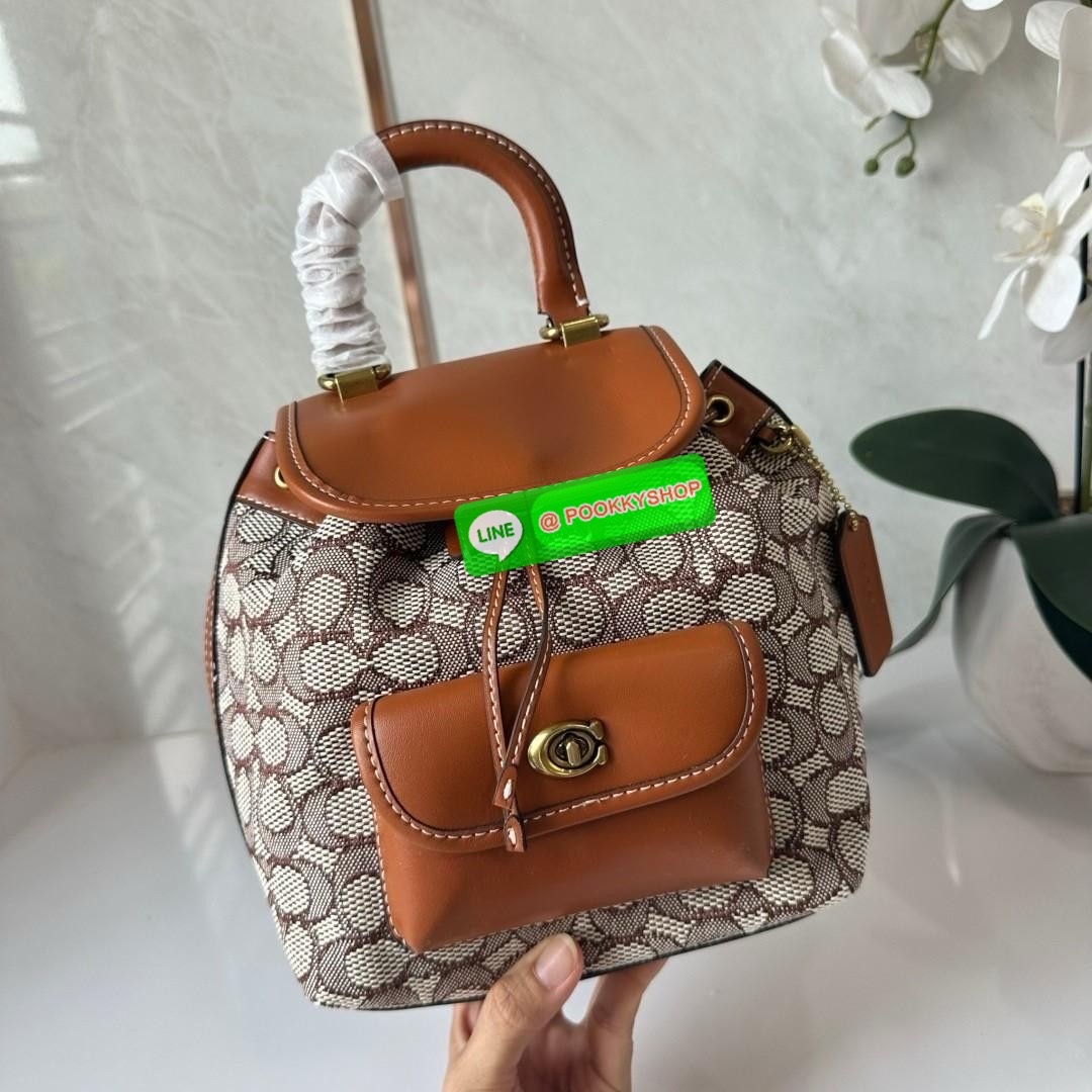 COACH RIYA BACKPACK 21 IN SIGNATURE TEXTILE JACQUARD (CH591) 🔖กระเป๋าเป้ดีไซน์ใหม่ไซส์มินิน่ารัก 🔖วัสดุ ผ้า jacquard ทอลาย ตัดสลับหนังแท้ 🔖 เปิด-ปิดแบบกระดุม ปากกระเป๋าสามารถกดล็อคเปิดปิดและมีเชือกรูดอีกชั้น ภายในโล่งกว้างใส่ของได้