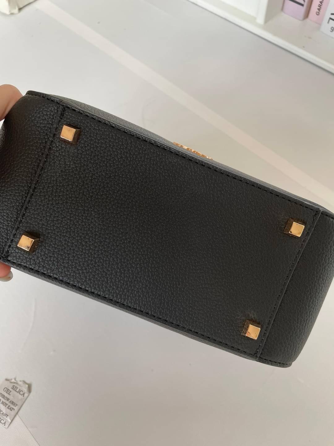 New in ! Our Summer collection KEEP ' Hana handbag ' กระเป๋าถือ / สะพาย Minimal ที่จะเป็น Everyday bag ของทุกคนแน่นอนค่า