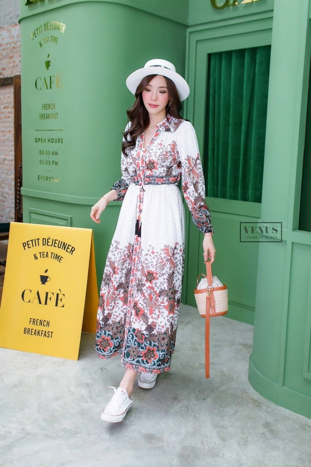 Restock ♥️♥️♥️♥️ I'm Lady By Venus Bohemain MaxiDress แม๊กซี่เดรสคอวีแต่งแขนพองพิมพ์ลายสไตล์โบฮีเมี่ยน งานสวยมากๆนะคะ แต่งกระดุมปั๊มอย่างดีคะ มาพร้อมกับสายผูกเอวเข้าชุดกันคะ