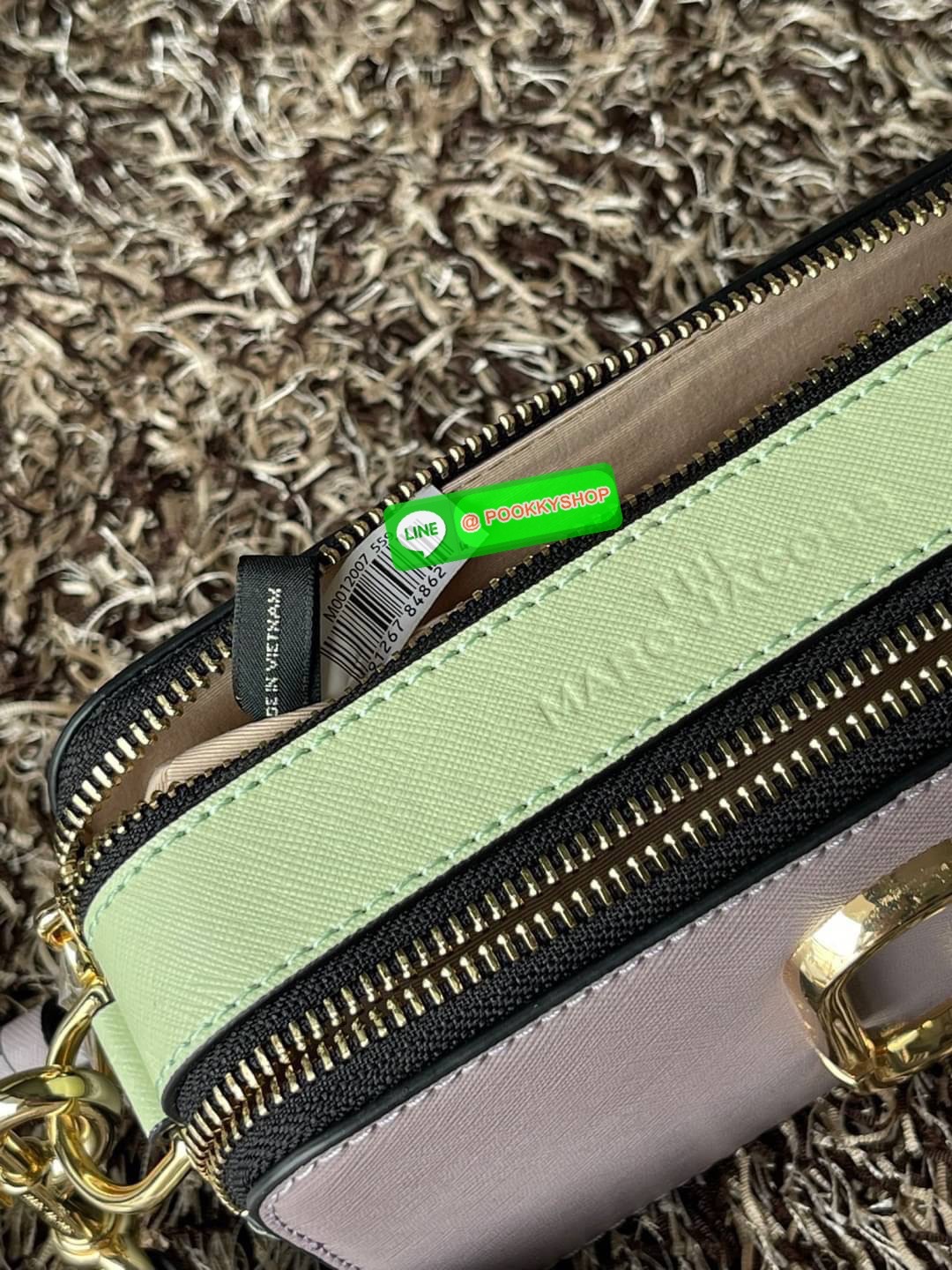 Marc Jacobs Snapshot Bag กระเป๋าแบรนด์ดังจากสัญชาติอเมริกัน นับได้ว่ารุ่นนี้เป็นรุ่นทรงฮิตของ marc jacobs เลยทีเดียว โดยด้านหน้ากระเป๋าจะเป็นโลโก้แบบโลหะที่เป็นสัญลักษณ์ของแบรนด์นี้ มาพร้อมสายสะพายที่จะสะพายยังไงก็ดูโดดเด่น เพราะขนาดใหญ่ที่สกรีนตัวอักษร m