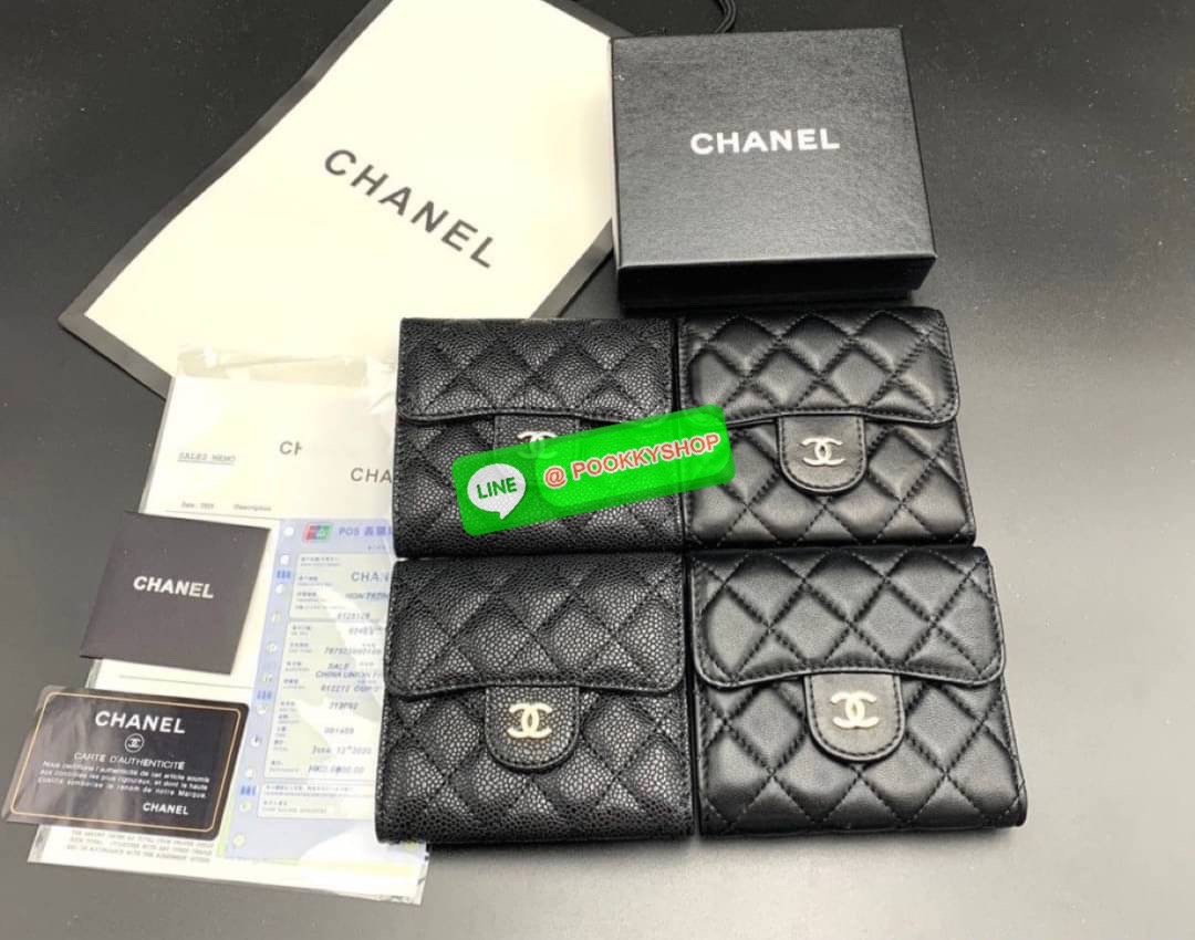 กระเป๋าสตางค์ Chanel หนังแกะเรียบ & คาเวียร์ สวยอยู่ทรง ด้านหน้าประดับโลโก้แบรนด์สวยน่าใช้ เป็นกระเป๋าขนาดกลางสามพับ ดูดีมีระดับใช้ได้ทุกโอกาส มีช่องใส่เยอะธนบัตร ช่องใส่บัตรมากกว่า 9 ช่อง และในอีก 1 ช่อง เปิด-ปิดด้วยกระดุม