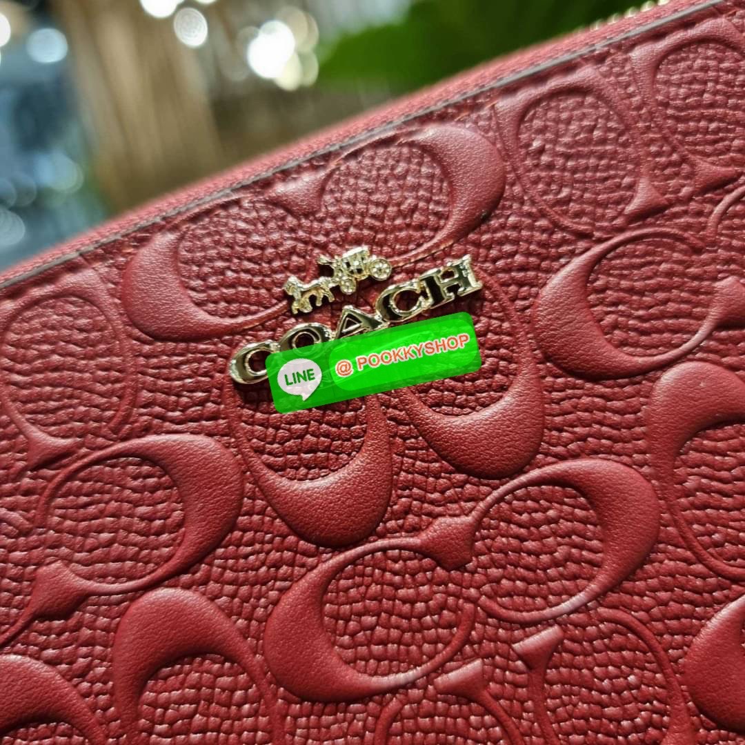 COACH C7360 LONG ZIP AROUND WALLET IN SIGNATURE LEATHER พร้อมเสิร์ฟความเลิศหรู ไม่ต้องรอพรีฯ ใหม่ล่าสุด กระเป๋าสตางค์ใบยาวกึ่งคล้องมือ สีคลาสสิค ขายดี ถือใช้คือขับผิวสุด!! วัสดุหนังแท้ปั๊มลายนูนสวยคม มาพร้อมสายคล้องมือ ถอดออกได้ ภายในใส่บัตรได้เยอะ มีช่อง