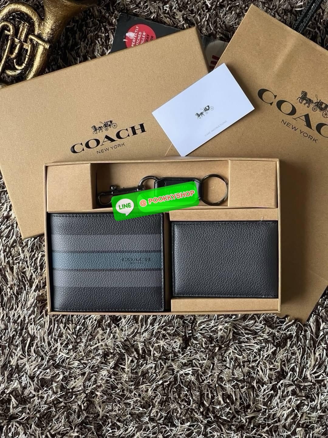 COACH BOXED 3-IN-1 WALLET GIFT SET IN SIGNATURE ชุดเซ็ทกระเป๋าสตางค์และพวงกุญแจจาก Coach กระเป๋าสตางค์หนังแคนวาสพิมพ์ลายทั้งใบ โดดเด่นด้วยดีไซน์เรียบหรู ร่วมสมัย และมีเอกลักษณ์เฉพาะตัว ด้านในประกอบด้วยช่องใส่ธนบัตร 2 ช่อง ช่องใส่บัตร 8 ช่อง และช่องว่างด้า