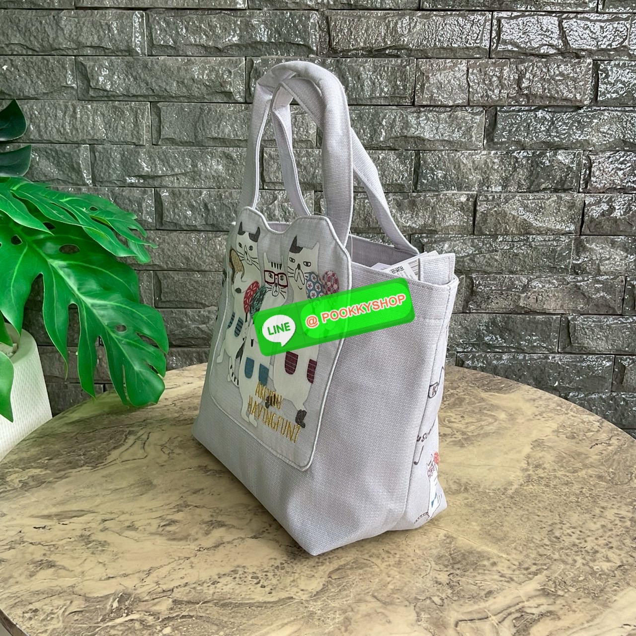 กระเป๋าถือ คล้องแขน ทรงโท้ทสุดเก๋และน่ารัก Nekomaruke Hamipoke Bag จาก Kusguru Japan กระเป๋าโท้ทสุดน่ารักใบนี้เหมาะสำหรับผู้หญิง และเป็นไอเทมใหม่ในคอลเลกชันฤดูใบไม้ผลิ/ฤดูร้อน 2025