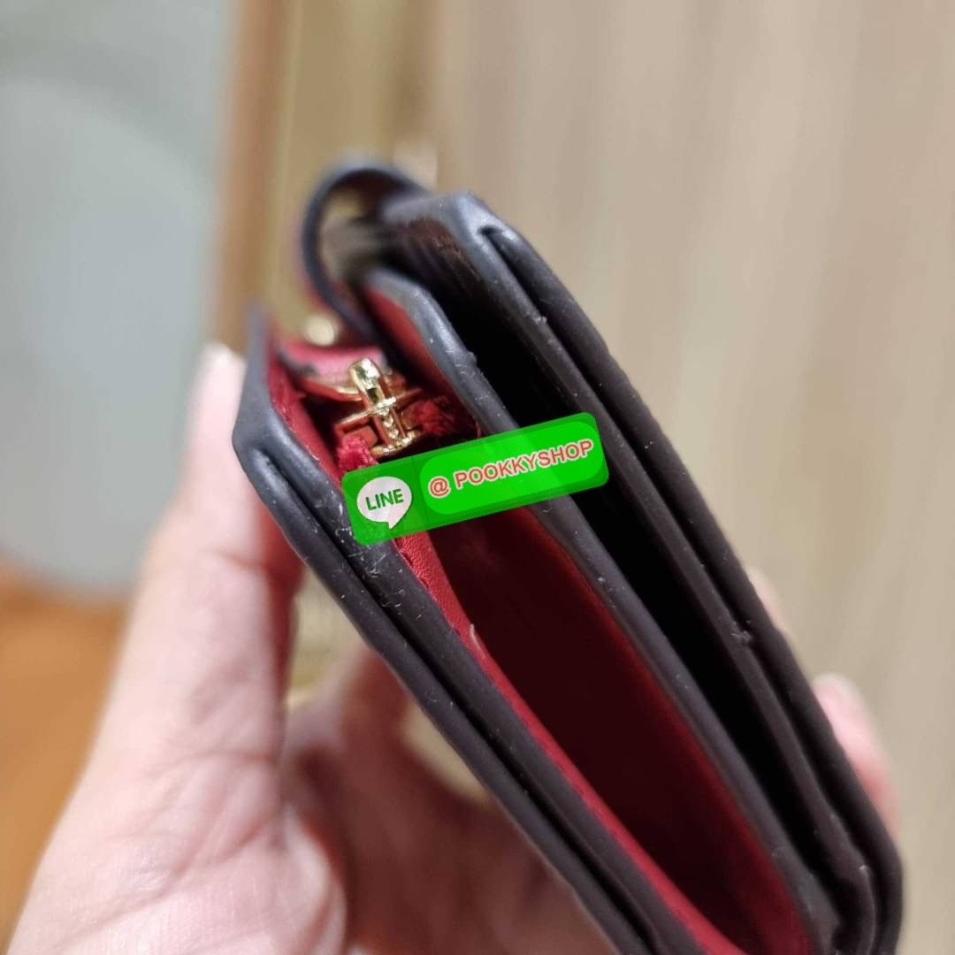 COACH C5896 MEDIUM CORNER ZIP WALLET IN SIGNATURE LEATHER คอลเลคชั่นใหม่งานหรู งานดูแพง จัดให้เลย!! กระเป๋าสตางค์ใบกลาง ดีไซน์ใหม่ สุดหรู แค่เห็นก็ต้องเลิฟ ถือใช้ขับผิวทุกสี วัสดุหนังแท้ปั๊มลายนูนสวยคม ภายในมีช่องใส่บัตร ใส่ธนบัตรได้ครบ และมีช่องซิปแยก ใบ