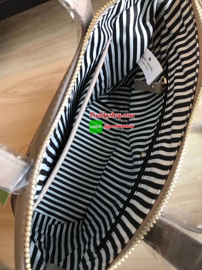 Kate Spade INA Greta Court Glitter Crossbody กระเป๋าถือหรือสะพายใบเล็ก วัสดุหนัง Saffiano สวยหรู ด้านหน้าประดับโลโก้สีทองสวย ก้นกระเป๋ามีดีเทลด้วยGlitter วิ้งๆดูหรู ภายในมีช่องซิปและช่องเล็ก สามารถใส่ ipad mini กระเป๋าสตางค์ใบยาวและของจุกจิกได้เยอะ มีหมุด