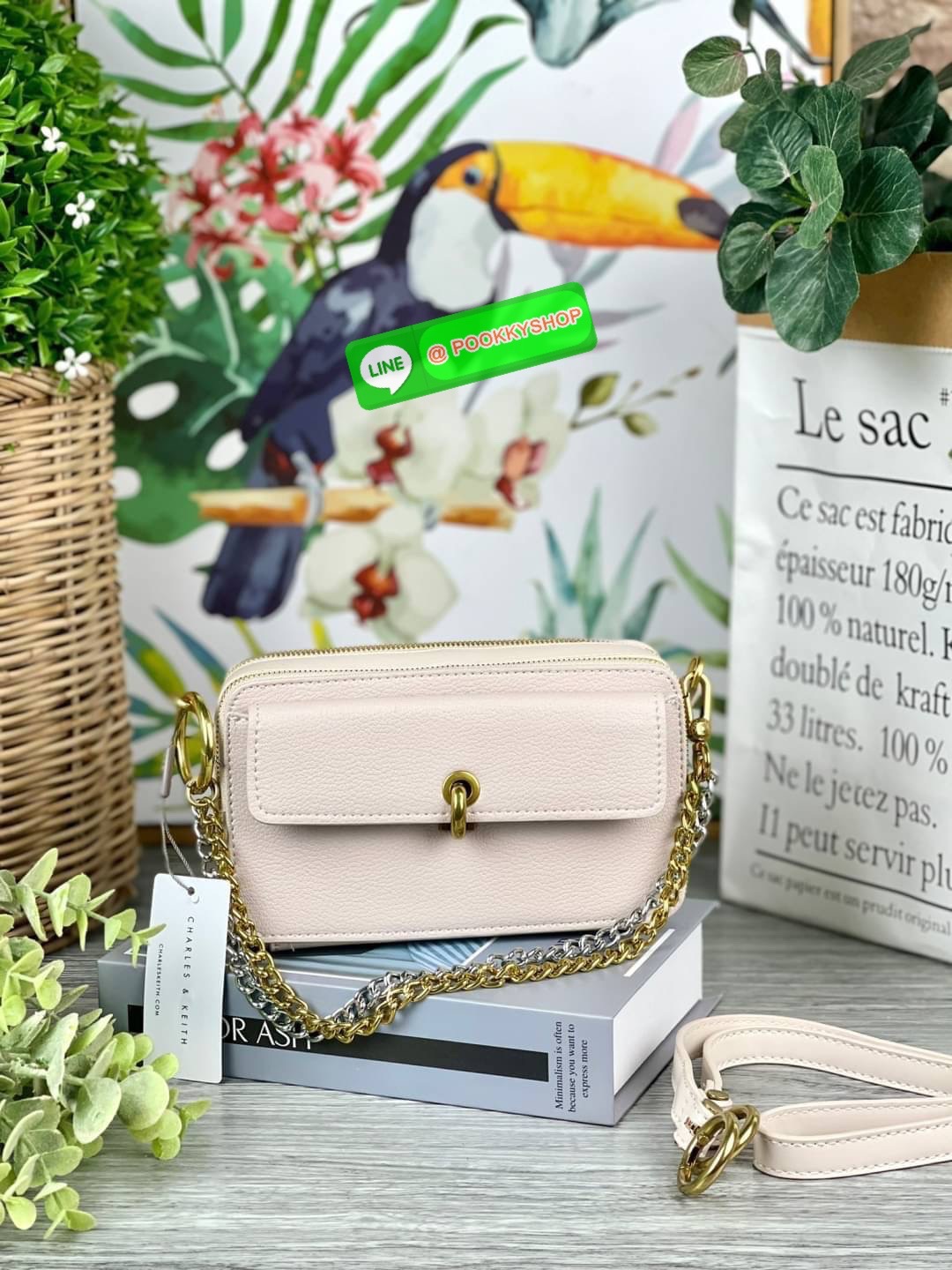 Charles & Keith Tweed Boxy Crossbody Bag กระเป๋าดีไซน์ทรงกล่องแต่ลายผ้าทวิต(สีชมพู,ดำ) ใส่ iPhone 12 Pro Max ได้ ใช้เป็นกระเป๋าเงินและกระเป๋าสะพายในใบเดียว รุ่นนี้วางอยู่ทรง สามารถใช้งานได้ 3 แบบ 1.สายโซ่ 2.สายหนัง 3.สายโซ่ต่อสายหนังสะพายแบบครอสบอดี้ สีสว