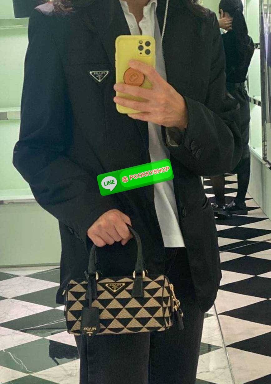 ✴️ห้ามพลาด!✴️PRADA FABRIC MICRO BAG VIP GIFT WITH PURCHASE (GWP) กระเป๋าพรีเมี่ยมกิ๊ฟ Limited จาก PRADA DUTYFREE COUNTER โดดเด่นที่วัสดุ Jacquard Fabric Micro ดีไซน์สวยคลาสสิคขนาดกำลังดี หูกระเป๋าประดับTagแบรนด์ถอดออกได้ ภายในมีโลโก้ ใส่มือถ