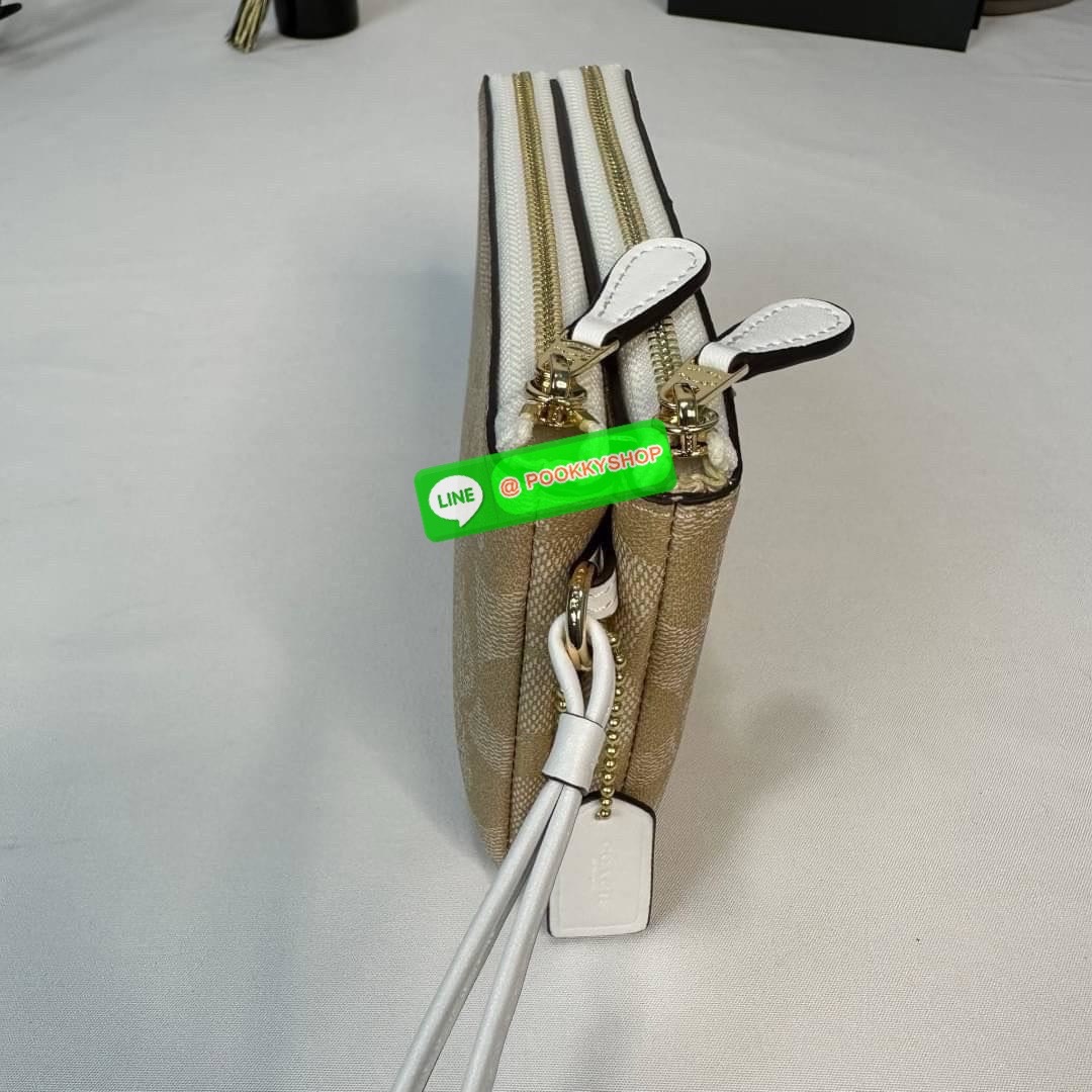 กระเป๋าคล้องมือ COACH 87591 DOUBLE CORNER ZIP WRISTLET IN SIGNATURE CANVAS (COACH 87591 ） กระเป๋าคล้องมือ2เซิปใหญ่ ลายCหนังและ ด้านในเป็นผ้า แบ่งเป็นช่องเล็กๆใส่เหรียญใส่แบงค์ใส่บัตร แล้วแต่จะใส่มีหลายช่อง ใส่โทรศัพท์ได้ทุกรุ่นพร้อมสายคล้องมือ