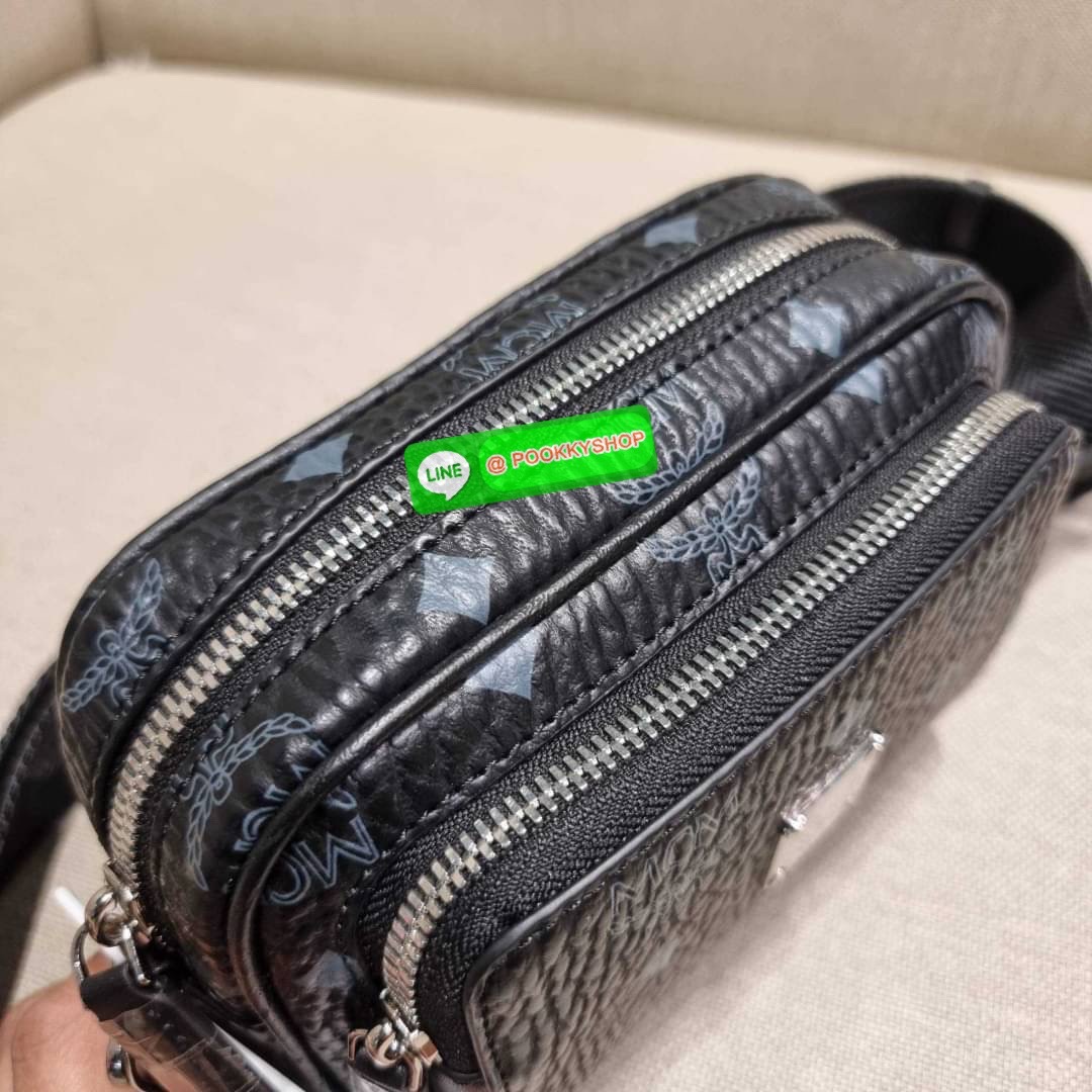 MCM X-MINI KLASSIK CROSSBODY BAG IN VISETOS รุ่นยูนิเซ็กส์มาแล้วจ้า!! ไซส์นี้ใช้ได้ทั้งหนุ่มๆสาวๆไปเลย กระเป๋าสะพายข้างทรงครอสบอดี้ ใบเล็กขนาดกะทัดรัด วัสดุหนังแคนวาสคุณภาพดี มีช่องหลัก 2 ช่อง ภายในมีช่องย่อยให้ 1 ช่อง มาพร้อมสายสะพายสปอร์ตที่ดีไซน์หรูไม่