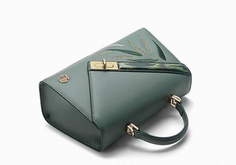 PISAMAI BAG 👜 กระเป๋าแฟชั่นทรง hermes รุ่น kelly ตัวกระเป๋าหนังสีพื้น ตัดลายกับหนังด้ามจับและตัวล็อก มีสายสะพายยาวให้ในตัว ใบใหญ่ใส่ iphone promax ได้สบายๆเลยค้า