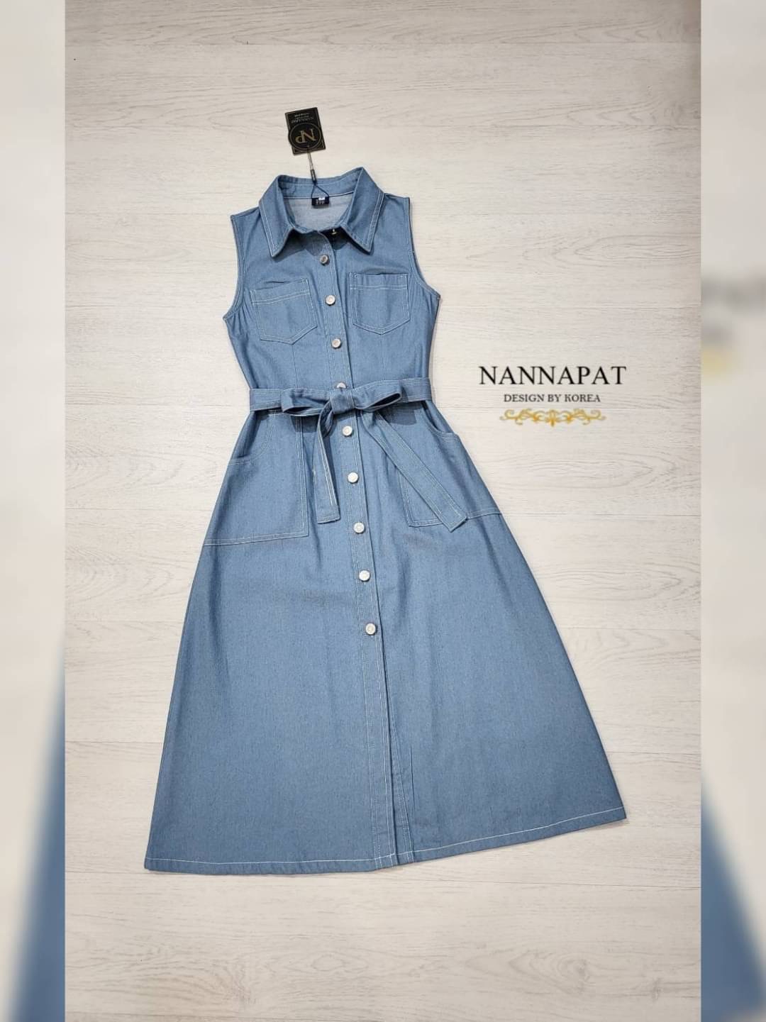 Dress ยีนส์ เรียบหรู ดูดีมีสไตล์ ใส่ได้เรื่อยๆเลยนะคะ ผ้าหนานุ่มใส่สบาย งานกระดุมหน้ายาว แต่งกระเป๋าเก๋ไก๋ ทรงสวย มาพร้อมสายรัดเอวที่ทำให้ชุดดูลงตัว ห้ามพลาด❗ ราคานี้คุ้มมากนะคะ มีติดตู้ใว้ได้หยิบมาใส่บ่อยแน่นอนคะ