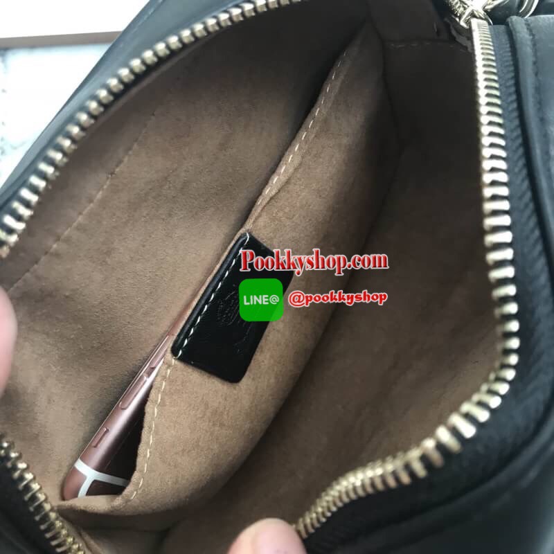 New arrival! KEEP ABox กระเป๋าทรงกล่อง น่ารักๆ หนังแกะสังเคราะห์ นิ่มๆ ปักลายตาราง สุด Classic ขนาดกำลังน่ารัก สะพายข้างหรือพาดลำตัว ก้อสวยค่า สายยาว เป็นหนังตัดด้วยโซ่ทอง ปรับระดับได้ ภายในมีช่องแบ่งเก็บของได้เป็นสัดส่วน ใบนี้ complete กับ Look ไหนก้อสวย