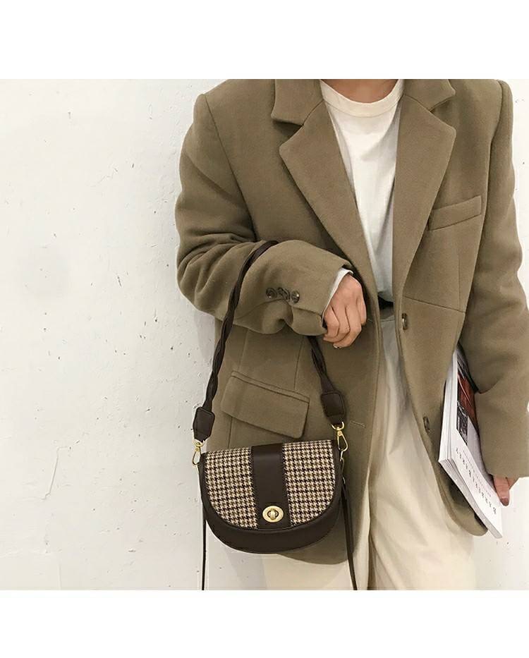 รุ่นใหม่ พร้อมส่ง!!!!!!! Shot bag สไตล์เอิร์ธโทนอีกหนึ่งรุ่น หนังคุณภาพดี ดีไซน์น่ารัก แถมสายสะพายให้2เส้น ถอดสายออกได้ทั้งคู่ เลือกใช้งานได้ตามชอบเลย