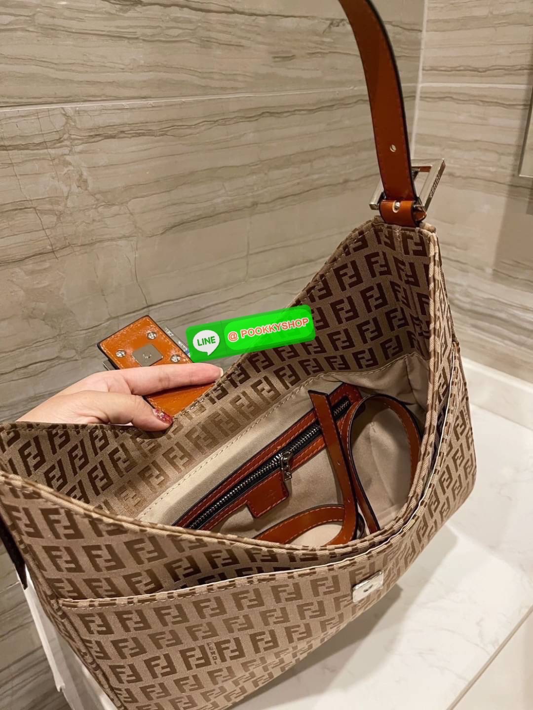 Fendi Women's Brown Zucca Canvas Shoulder Bag กระเป๋าสะพายข้างใหม่ล่าสุดดีไซน์ลวดลายรอบใบ มี texture โดดเด่นน่าใช้ ดูหรูและคลาสสิคในตัว วัสดุผ้าแคนวาสทนทาน ภายในเป็นช่องโล่ง ใส่โทรศัพท์กระเป๋าสตางค์ใบยาวได้สบายๆ ครบเซ็ทพร้อมเสิร์ฟความสวยให้ถึงบ้านจ้า