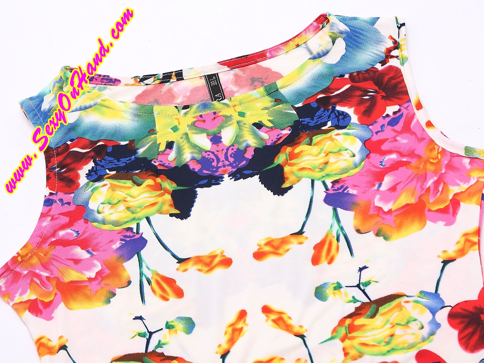 เดรสสั้น แขนกุด เข้ารูป ลายดอก พื้นขาว เนื้อผ้ายืด หรู สวมใส่สบายมากๆเลยคะ ชุดเดรสสั้นแขนกุดแบรนด์เนม H&M ลายดอก พื้นขาว สวยเปรี้ยวมากคะSize S/M