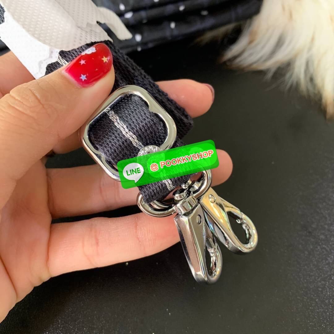 KIPLING 3 Monkey program Seoul up clutch & sling bag กระเป๋าคล้องมือ หรือ สะพายข้าง ขนาดเล็ก วัสดุ Nylon & Polyester 100% ใช้งานได้ 2 รูปแบบ มีสายสลับเปลี่ยนได้ทั้งแบบคล้องมือหรือสะพายข้าง เปิด-ปิดด้วยซิป ช่องหลักโล่ง มีช่องใส่บัตรด้านข้าง 6 ช่อง และช่องด