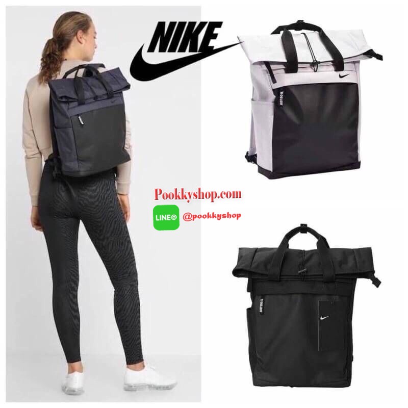 Nike Radiate Backpack เป้สะพายหลังที่โดดเด่นด้วยดีไซน์ส่วนใส่ของด้านบน และช่องกระเป๋ามากมายเพื่อให้เก็บของได้ไม่ตกหล่น วัสดุโพลีเอสเตอร์ 100% มีเปิดปิดถึง2ชั้น มีช่องใส่แล็ปท็อปช่วยปกป้องอุปกรณ์ของคุณ พร้อมกระเป๋าด้านหน้าที่เจาะรูด้วยเลเซอร์เพื่อเป็นช่องเ