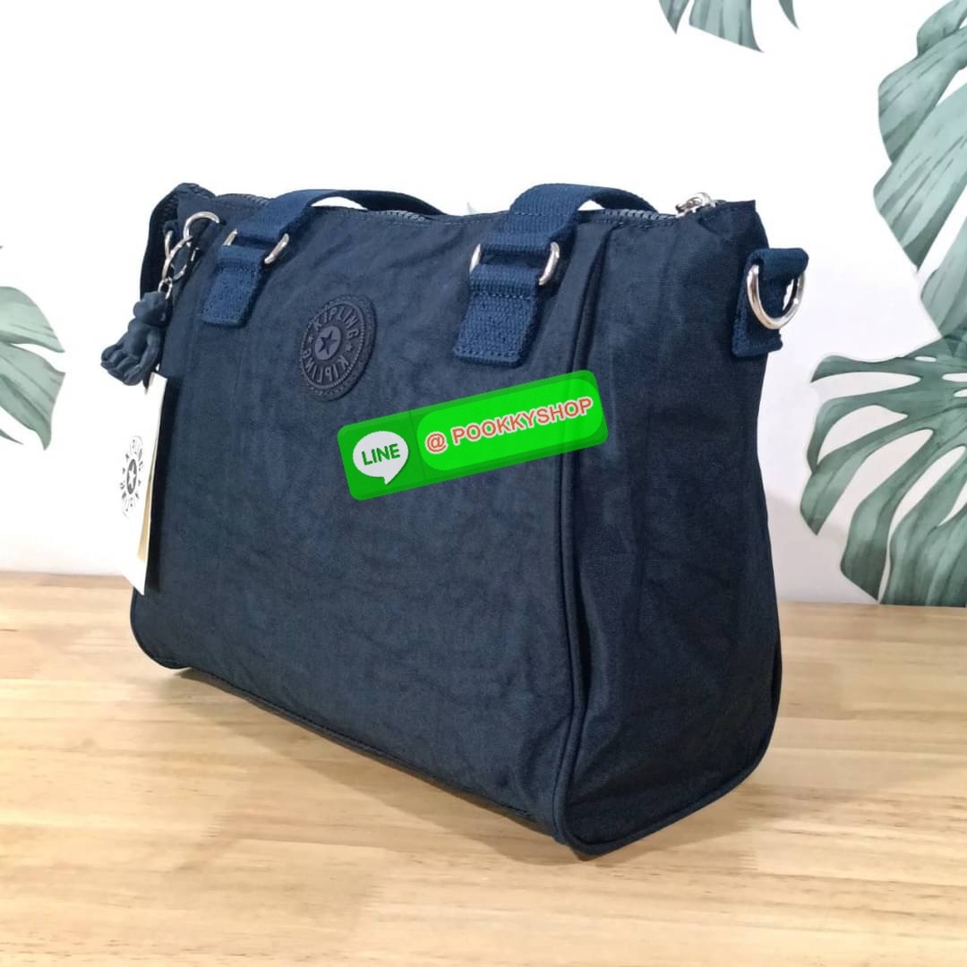 KIPLING AMIEL Medium Handbag กระเป๋าถือหรือสะพาย วัสดุ Nylon + Polyester ช่องหลักเปิด-ปิดด้วยซิป โล่ง กว้าง สามารถจุของได้เยอะ ด้านในมีช่องใส่ของทั้งซ้ายและขวา ด้านหลังมี ช่องลึกอีก 1 ช่อง พร้อมสายสะพายยาวปรับได้ free size เหมาะกับวันไปทำงาน วันสบายๆ สามา