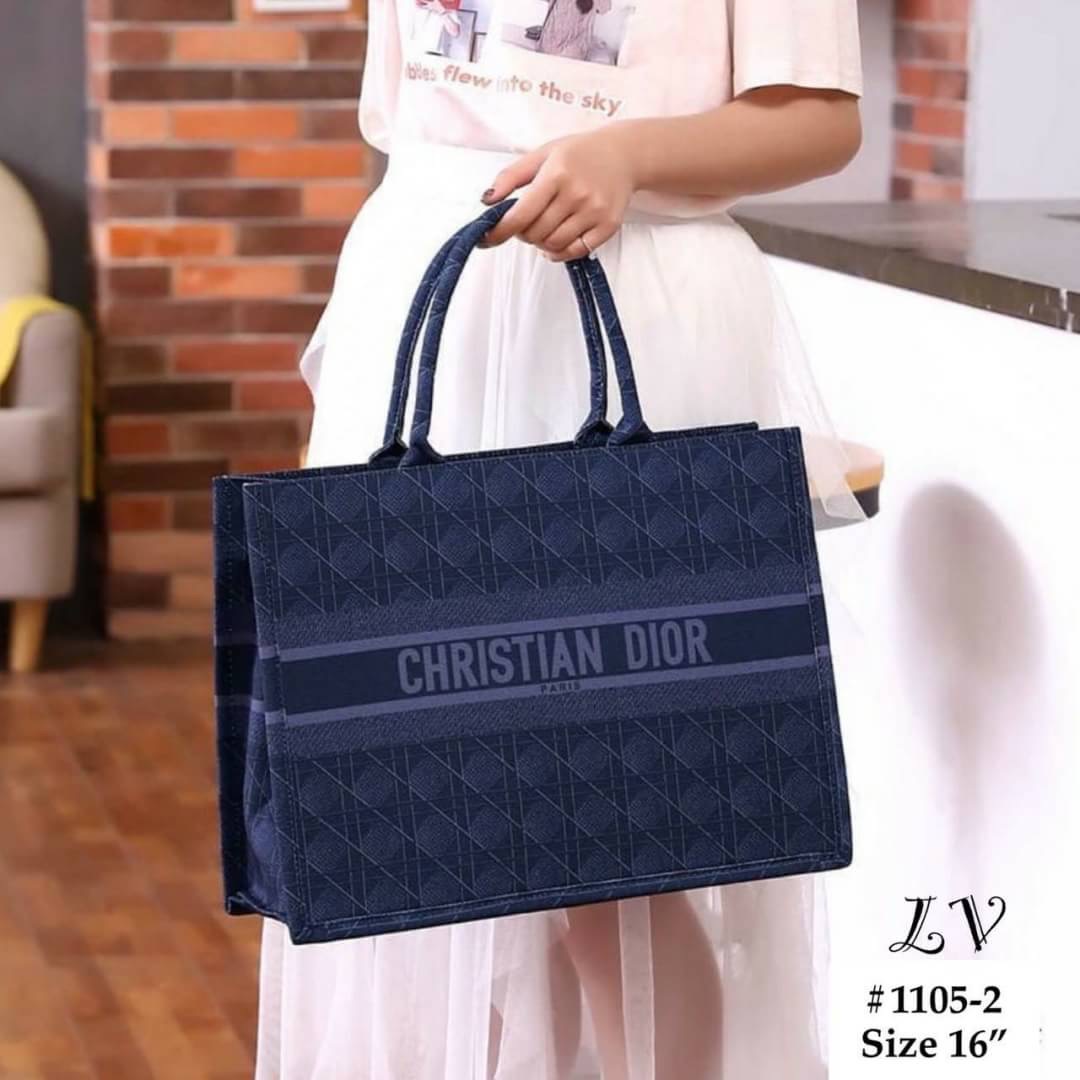 กระเป๋าชอปปิ้ง แบรนด์ CHRISTIAN DIOR วัสดุตัวกระเป๋าทำจากผ้าแคนวาส ปั๊มทุกจุดตามภาพ งานพรีเมี่ยม มาพร้อมถุงผ้าdior