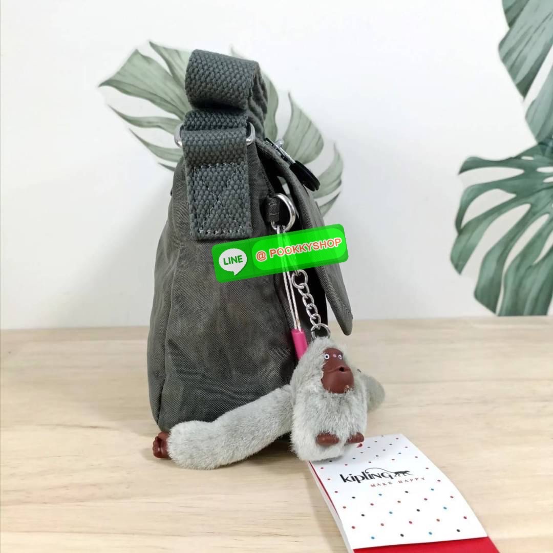 KIPLING SABIAN CROSSBODY MINI BAG กระเป๋าสะพายข้าง วัสดุ Nylon & Polyester 100% ขนาดเล็กกำลังน่ารัก เปิด-ปิดด้วยฝาปิดกระดุมแม่เหล็กและซิปแบรนด์ ด้านในทีแท็กแบรนด์