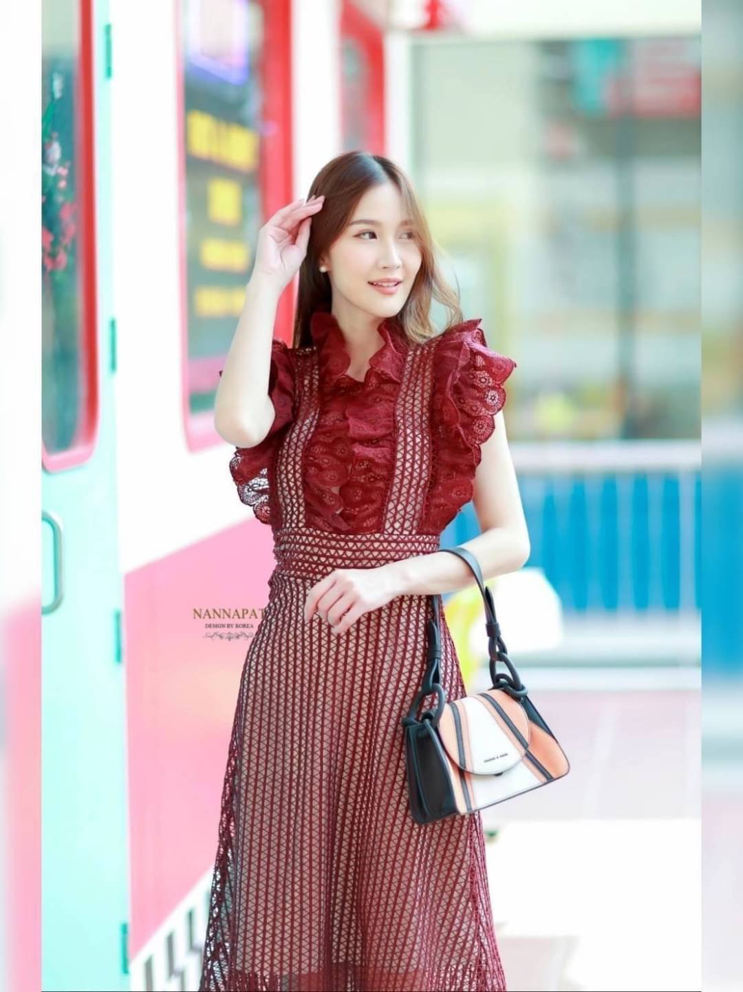 Dress สวยหรู ดูดีมีราคา ใส่ออกงานได้เลยนะคะ งานพรีเมี่ยม ผ้าลูกไม้แน่นๆ หนานุ่ม ใส่สบาย มีซับในอย่างดี งานซิปหลัง ระบายอก ช่วงเอวเข้ารูป ทรงสวย กระโปรงบานสวยกำลังดี ราคานี้คุ้มมากนะคะ เห็นงานจริงต้องว้าวแน่นอนคะ