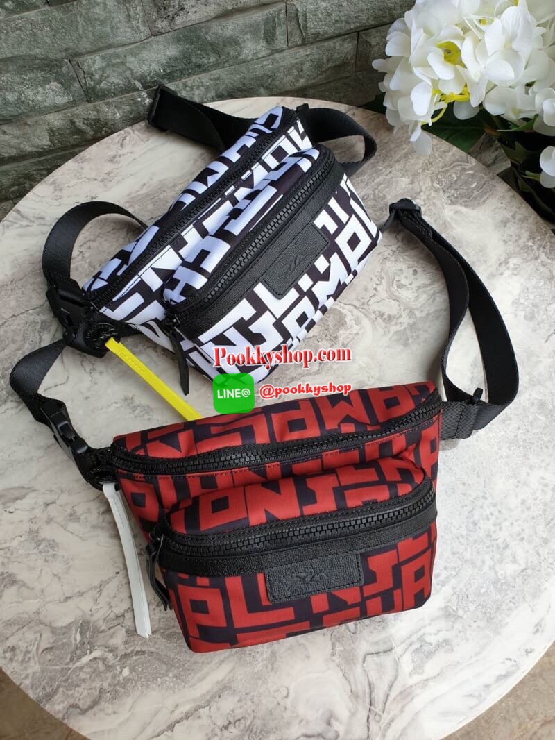 Longchamp Le Pliage Graphic Nylon Belt Bag กระเป๋า คาดอก / คาดเอว ลายกราฟฟิก วัสดุเนื้อผ้า Nylon Canvas เคลือบกันนำ้ ตัดด้วยหนังแท้ที่มีน้ำหนักเบา มี 2 ช่องซิปสะดวกใช้ ดีไซน์เรียบง่ายแต่เต็มไปด้วยความคลาสสิก ที่จับหัวซิปปั้มแบรนด์ จุของได้เยอะ ใบนี้แนะนำเ